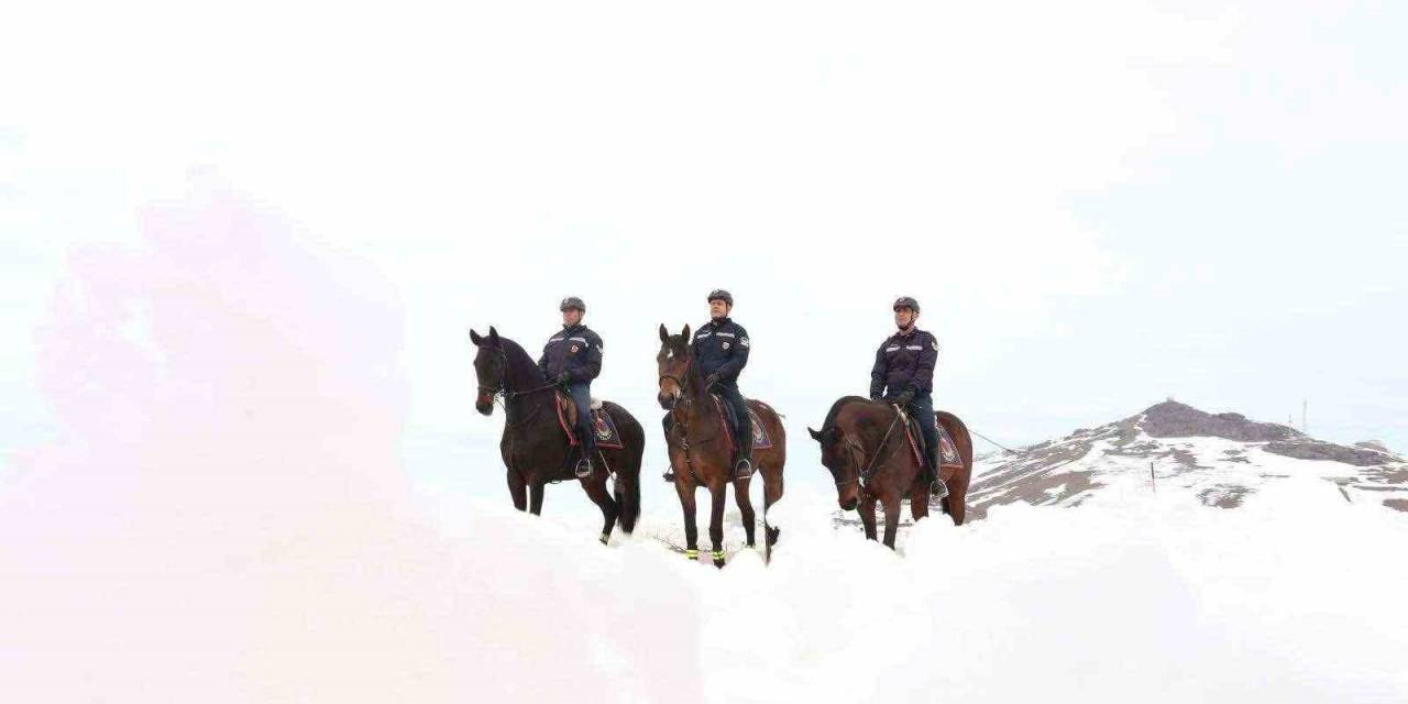 Van’da Kaçakçılık Faaliyetlerine Karşı Atlı Birlikler Görev Başında