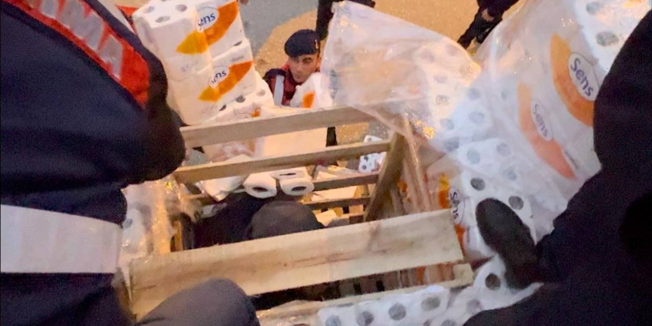 Kağıt Havlu Balyalarının Arasında 39 Kaçak Göçmen Yakalandı