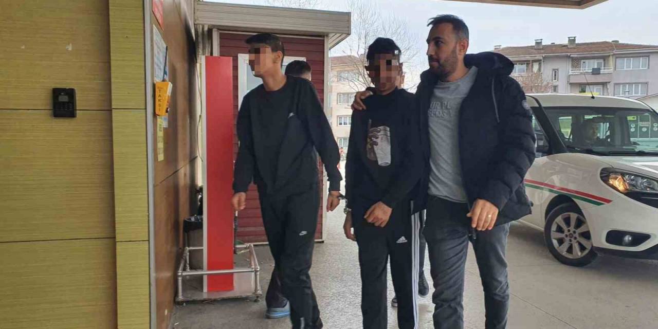 Çaldıkları Eşyaları Sokakta İncelerken Yakalandılar