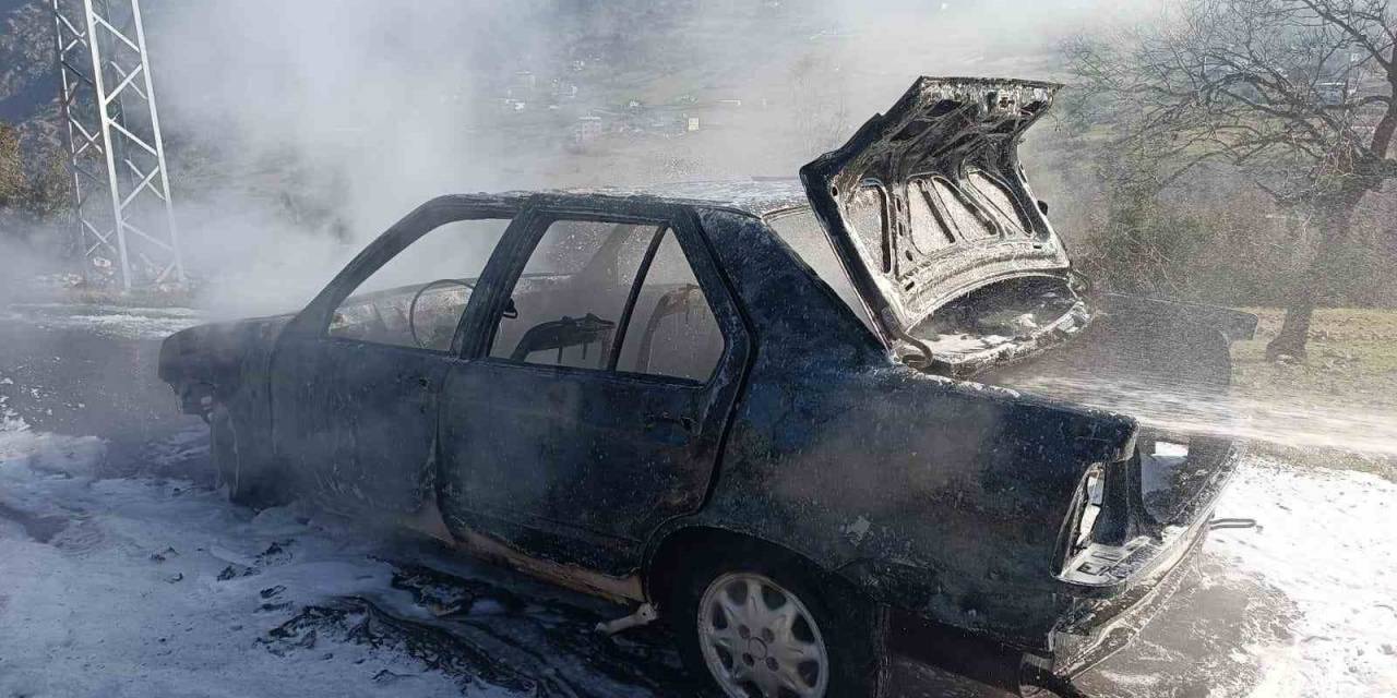 Yanan Otomobil Kullanılamaz Hale Geldi