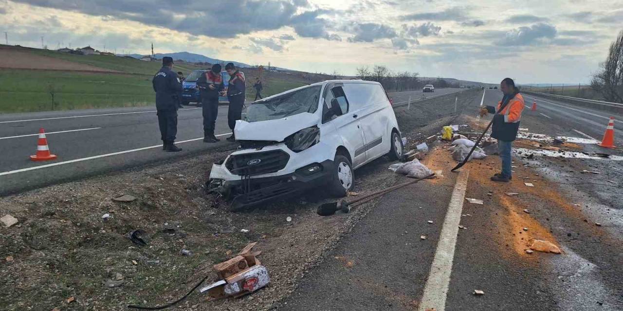 Takla Atan Kamyonet Hurdaya Döndü: Sürücü Ölümden Döndü