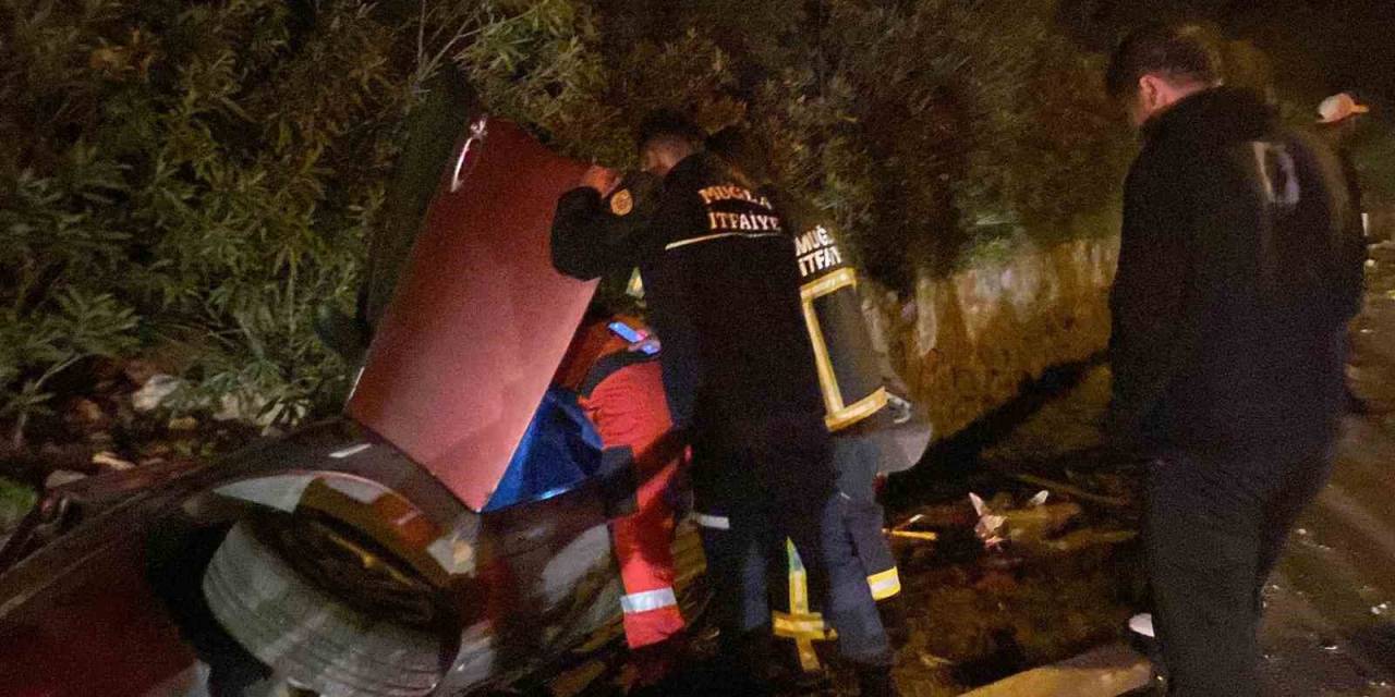 Marmaris’te Refüje Düşen Arabanın İçinden Burnu Bile Kanamadan Çıktı