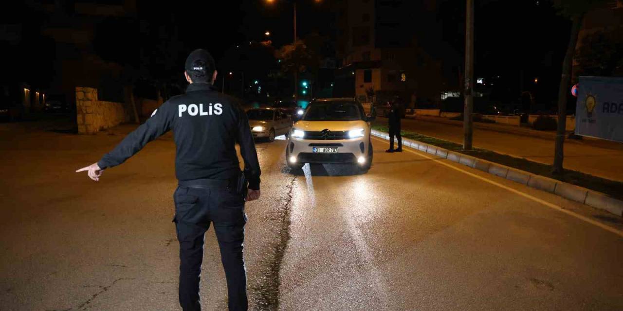 Çukurova Polisi Giriş-çıkışı Kapattığı Mahallede Uygulama Yaptı