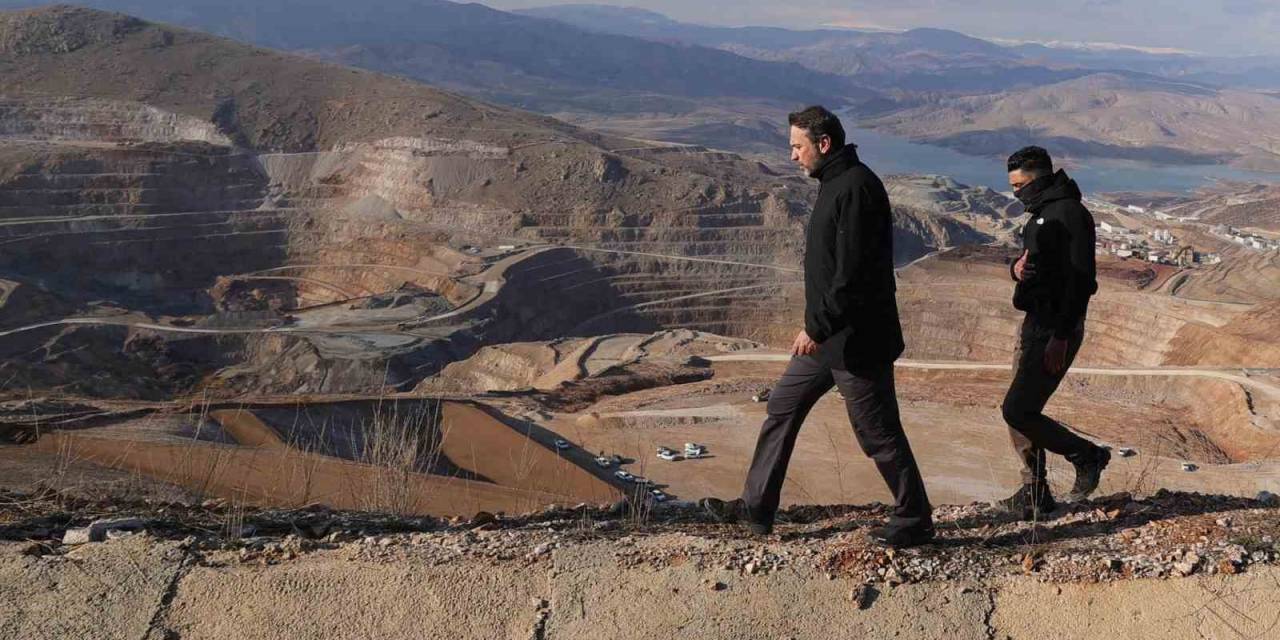 Bakan Bayraktar, Maden Sahasını Toprak Altında Kalan Madencilerin Yakınlarıyla İnceledi