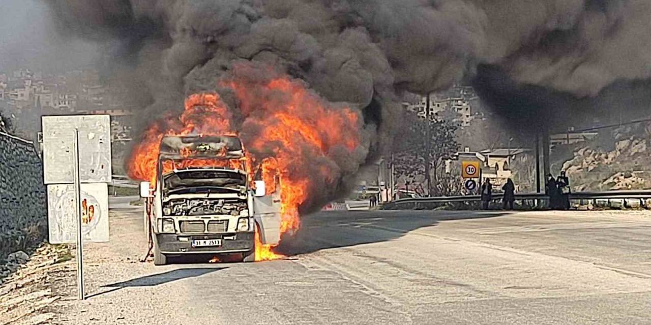 Seyir Halindeki Yolcu Minibüsü Alevlere Teslim Oldu