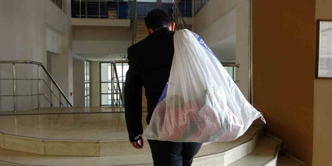 10 Yıldır Topladığı Taşları Çuvalla Müzeye Götürdü