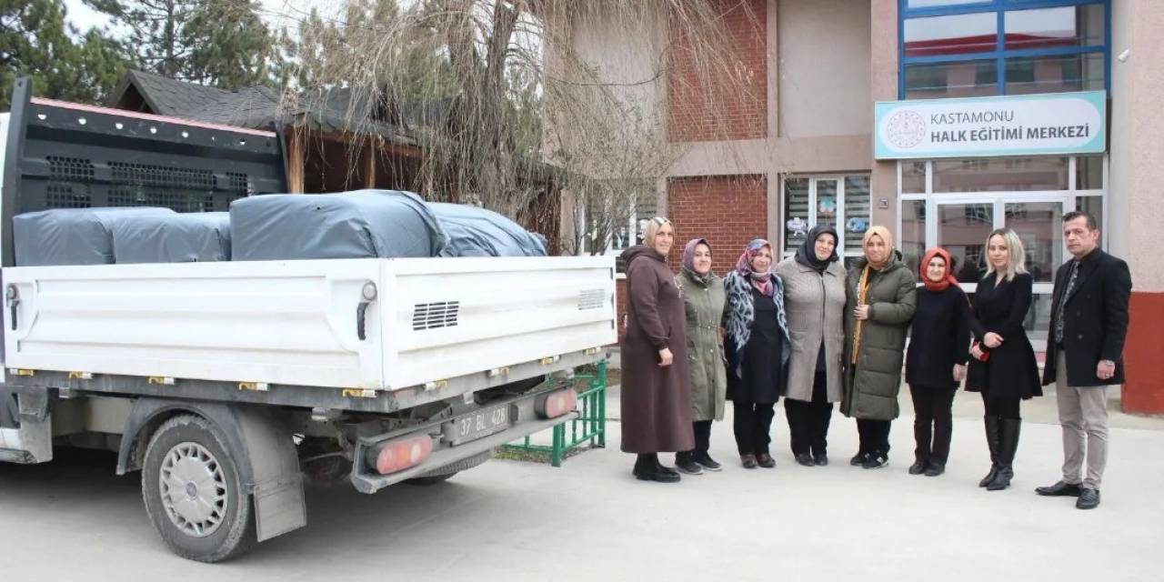 Kastamonulu Kadınların Gazze İçin Ördüğü Giysi Ve Battaniyeler Filistin’e Gönderildi