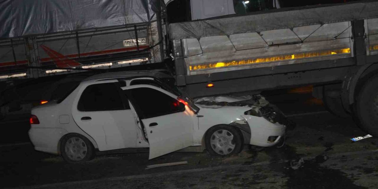 Kırmızı Işıkta Bekleyen Tıra Otomobil Çarptı: 3 Yaralı