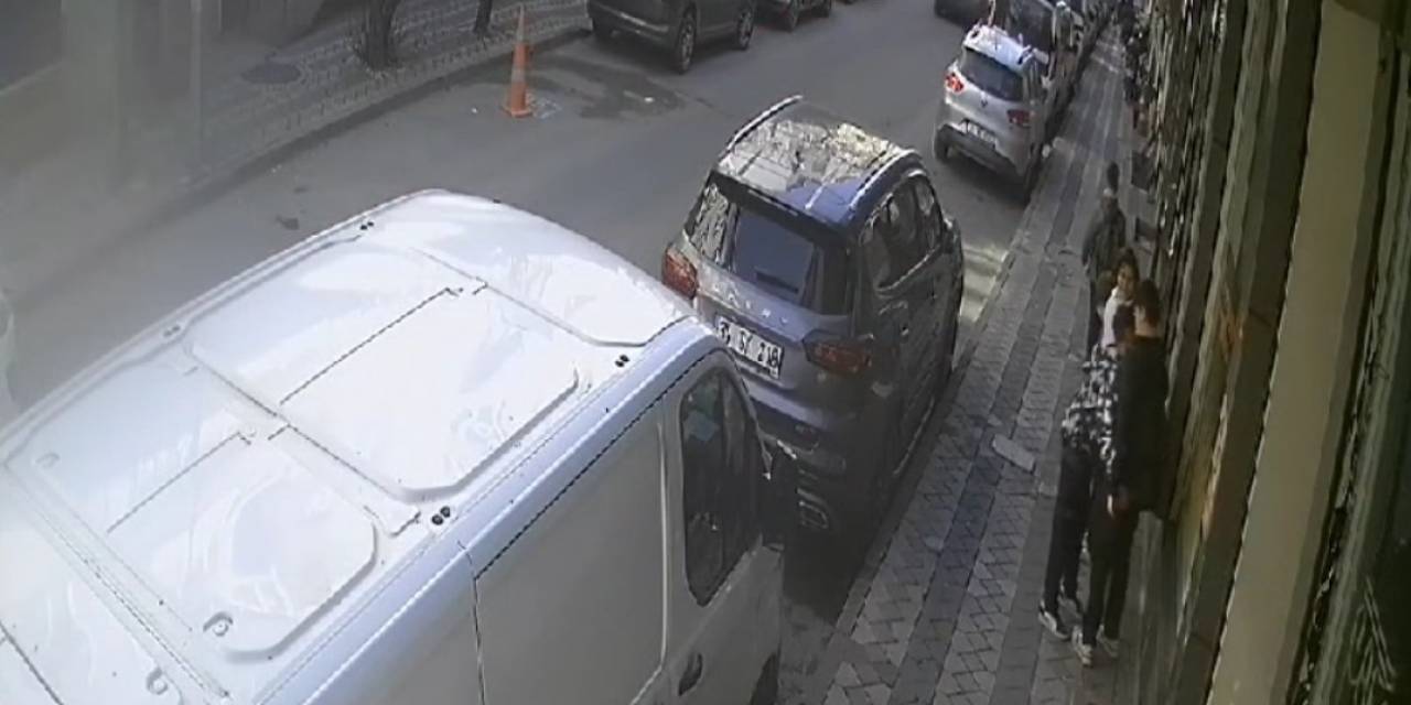 Sultangazi’de 2 Çocuk, 3 Öğrenciyi Gasp Etmeye Çalıştı: O Anlar Kamerada