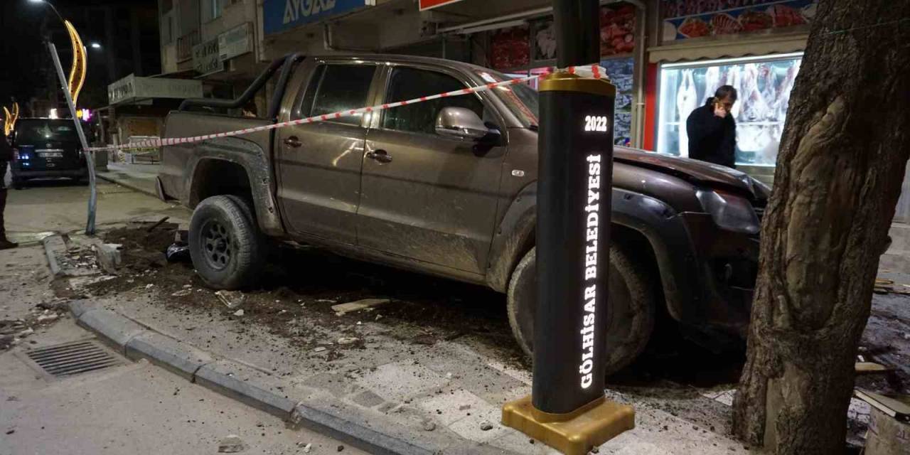 Alkollü Sürücü Kontrolü Kaybetti, Araçları Biçip Mermer Saksıya Çarptı: 5 Yaralı