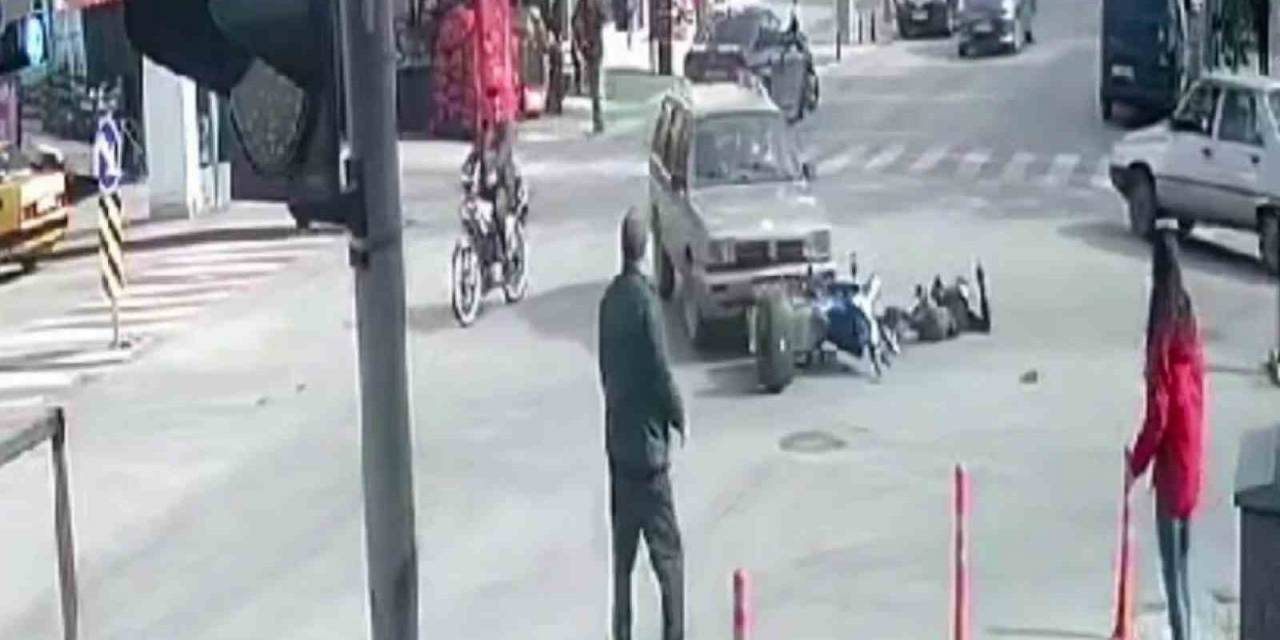 Otomobil İle Motosikletin Çarpışma Anı Kamerada