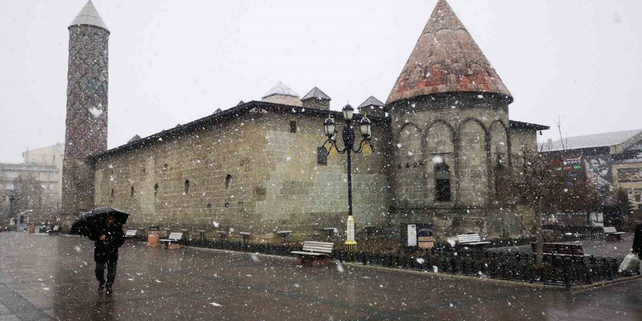 Erzurum’a Kar Yağışı Geri Geldi