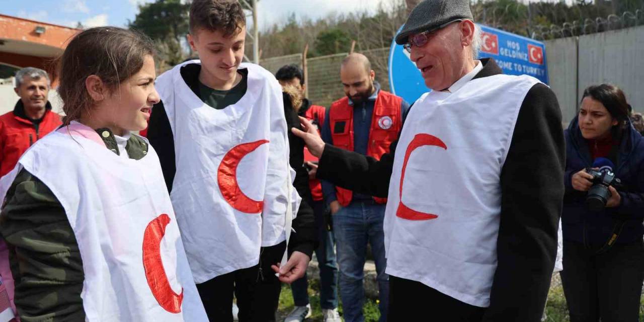 Sınır Hattında Torunlarına Kavuşan Dede, Gözyaşlarına Boğuldu