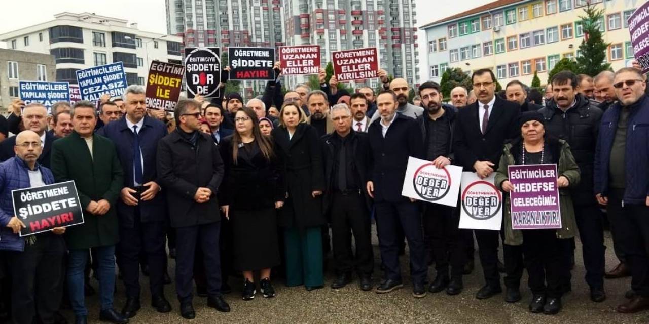 Eğitimciler, Okul Çıkışı Darp Edilen Müdür İçin Toplandı