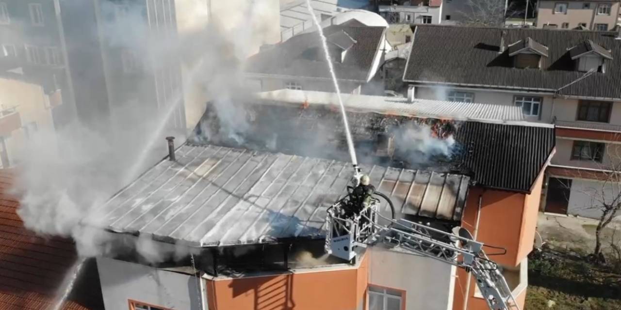 Binanın Çatı Katında Çıkan Yangın Mahalleliyi Sokağa Döktü