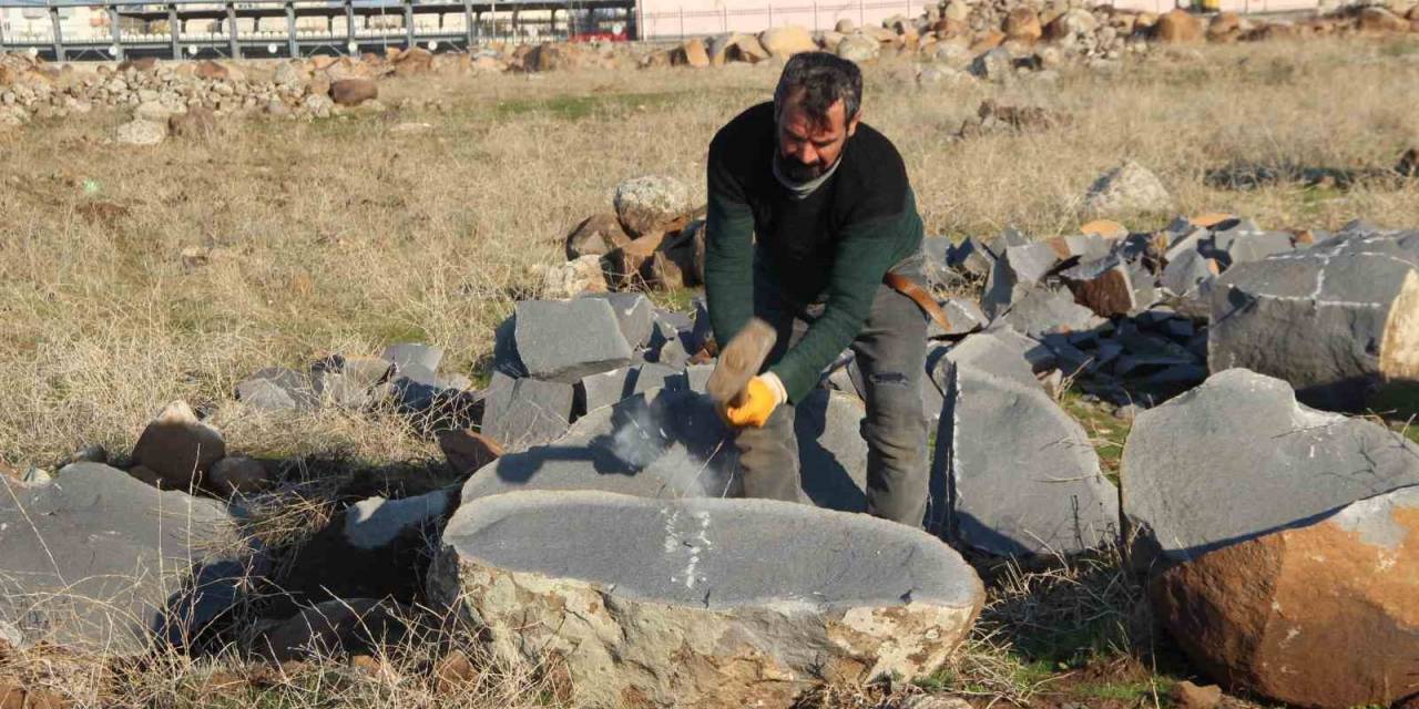 9 Çocuk Okutan Baba, Ekmeğini Taştan Çıkartıyor