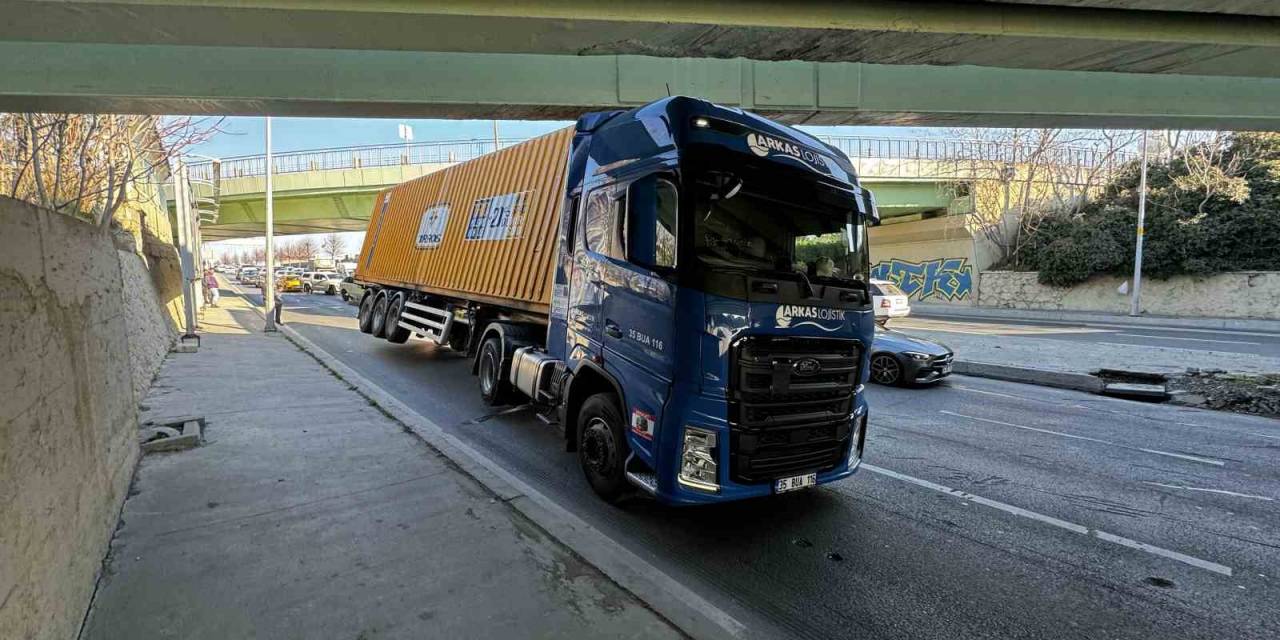 Bakırköy’de Tırın Dorsesi Üst Geçide Takıldı: 3 Araç Kaza Yaptı