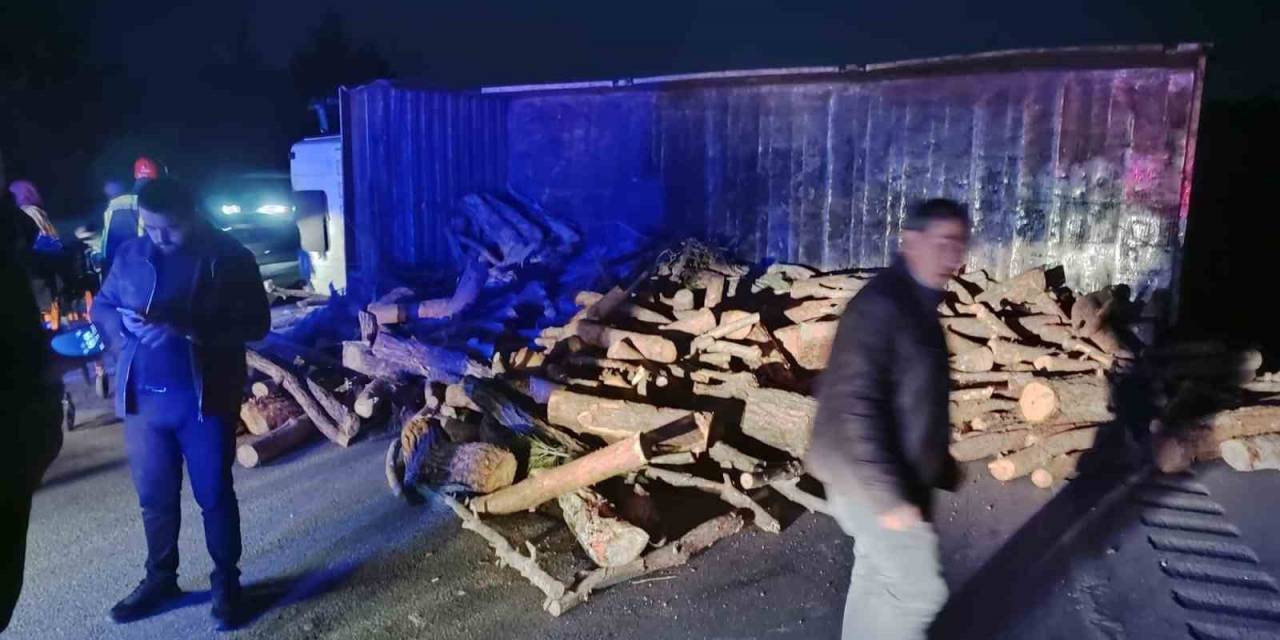 Manisa’da Karşı Şeride Geçen Kamyon Otomobille Çarpıştı: 1 Ölü, 1 Yaralı