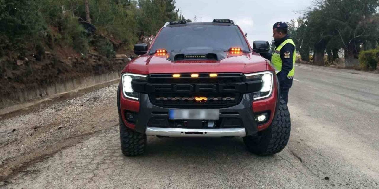 Çakar Lamba Takan 3 Sürücüye 19 Bin Tl Ceza Kesildi