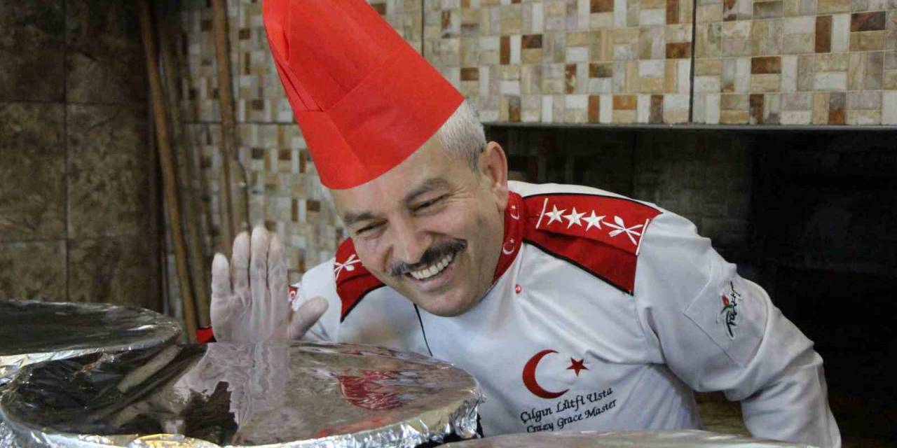 Keşkek Tenceresini Karpuz Seçer Gibi Açıyor: “Aman Allah’ım”