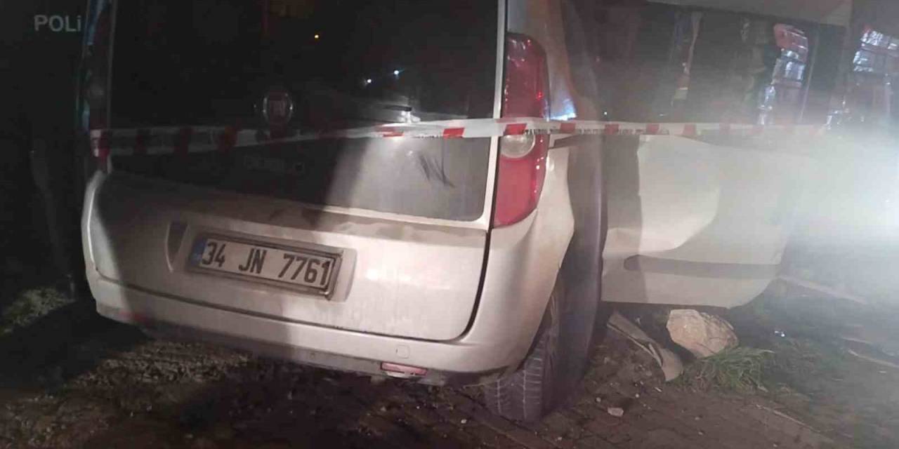 Kartal’da Otomobil İnşaat Alanına Girdi: 3 Yaralı