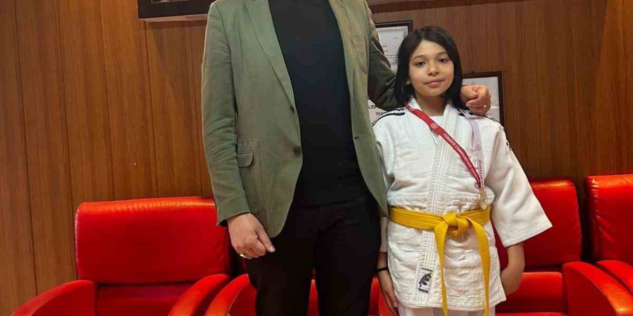 Eskişehir Ticaret Borsası Ortaokulu ‘Minikler Kız Judo’ Müsabakalarında Eskişehir İl Birinciliğini Kazandı