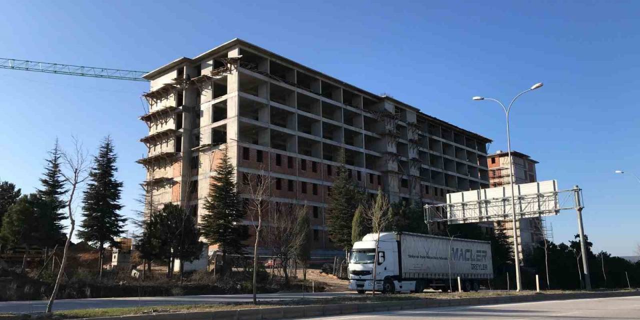 Kafasına Kalas Düşen İşçi Hayatını Kaybetti