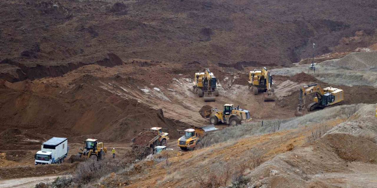 Bakan Bayraktar: “Heyelan Riski Olan Toprak Kütlesine Müdahale Çalışmalarımız Hızla Devam Ediyor”