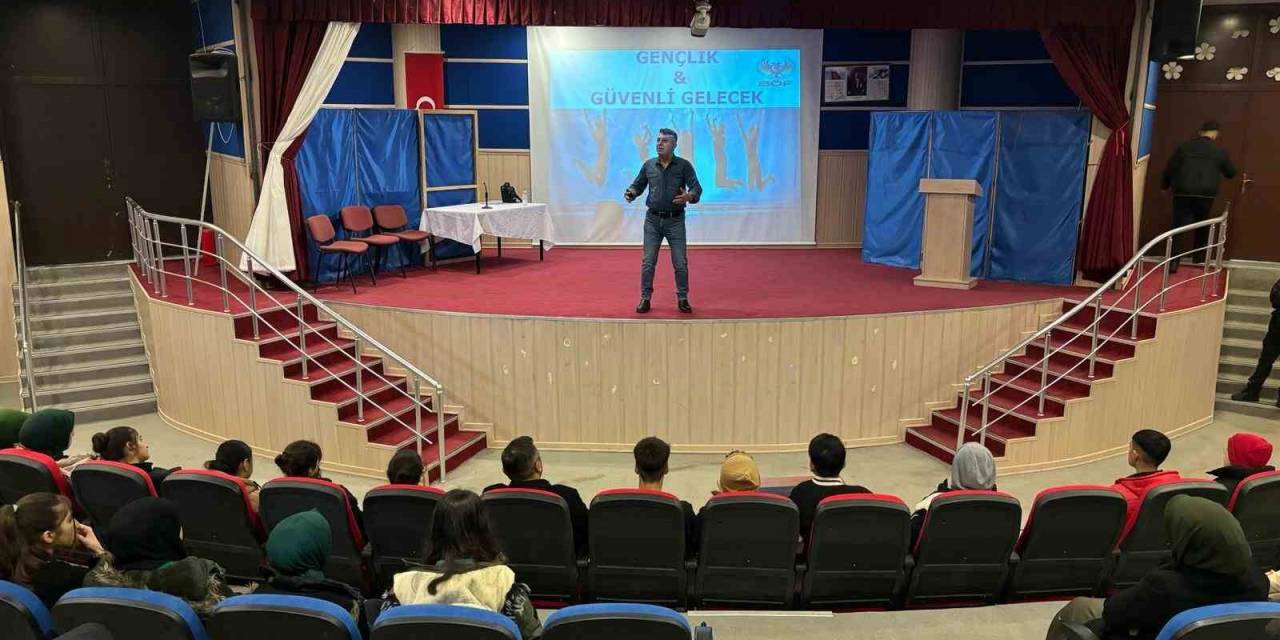 Öğrencilere, Gençlik Ve Güvenli Gelecek Projesi Anlatıldı