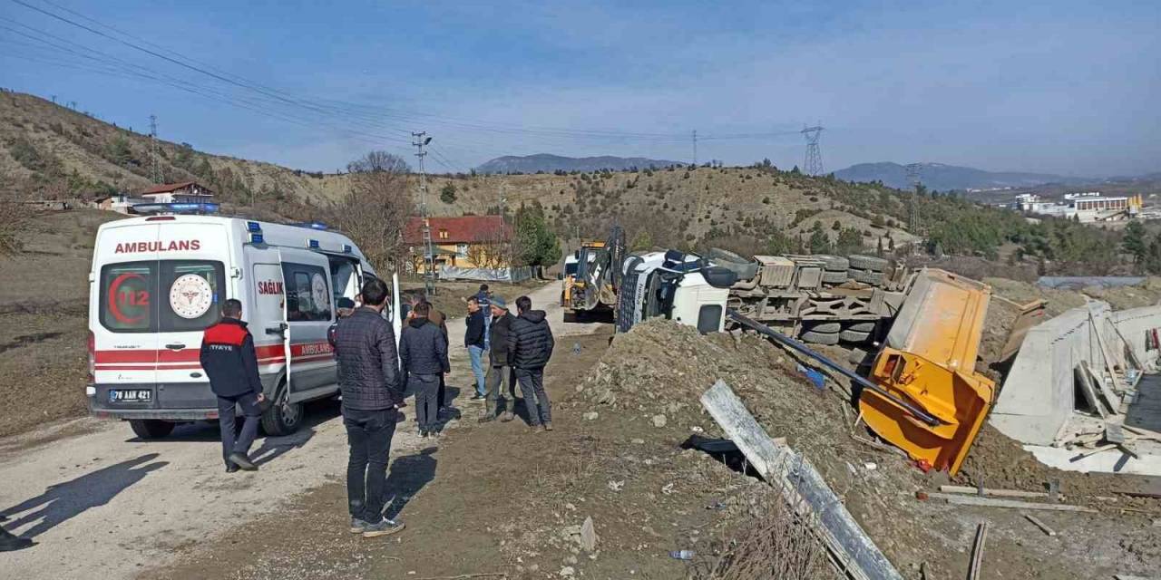 Devrilen Hafriyat Kamyonu Sürücüsü Yaralandı