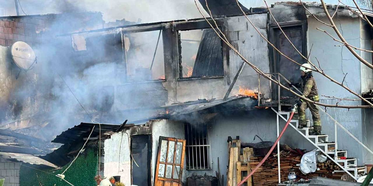 Ataşehir’de 2 Katlı Ev Alev Alev Yandı
