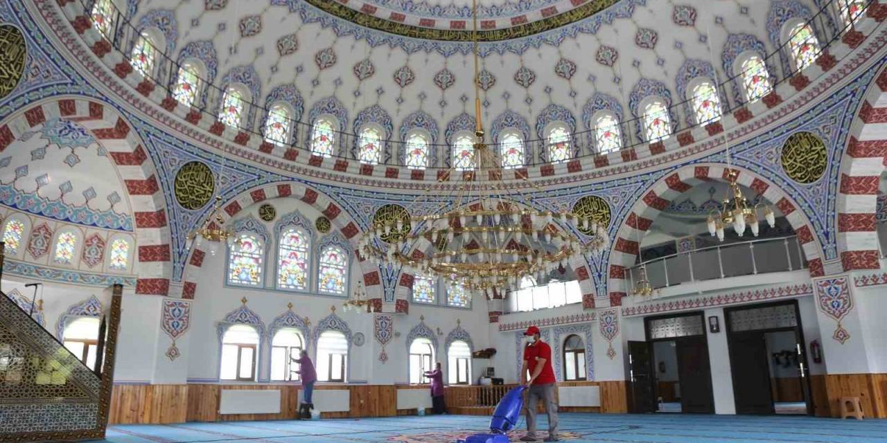 Camilerin Güneş Enerji Sistemleri Yenilendi, Temizlikler 2 Haftaya Çıkarıldı