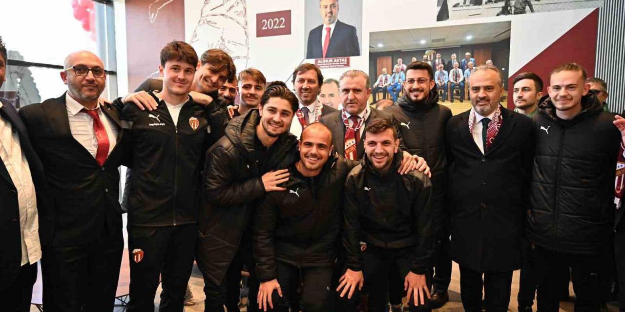 Bakan Bak, İnegöl’de Spor Tesisi Açılışında Konuştu: "Türkiye Bir Spor Devrimi Yaşıyor"