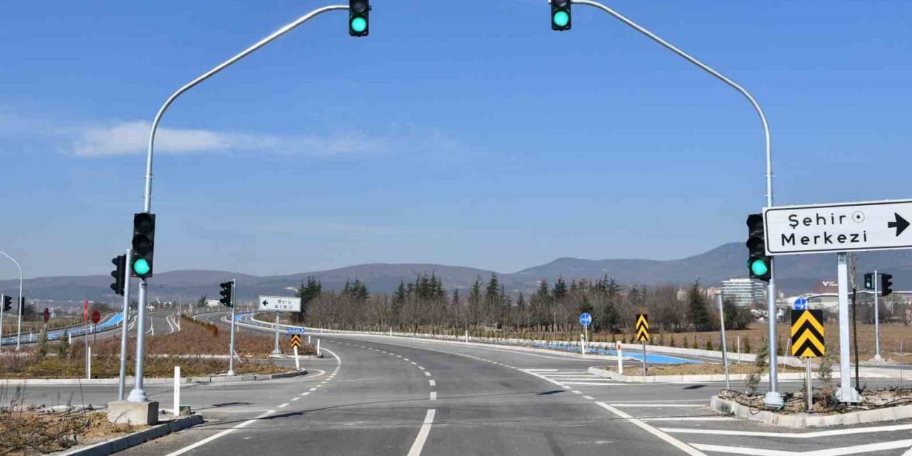 Kaza Üzerine Kaza Olan Kavşağa Trafik Işık Sistemi Kuruldu