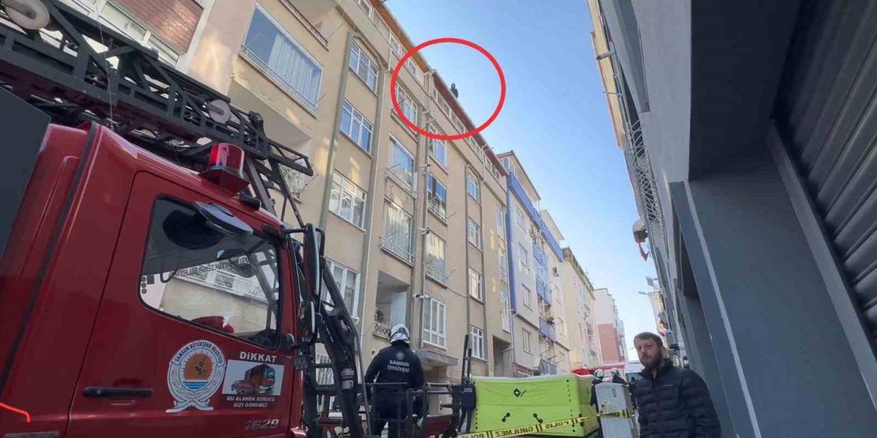 Eşiyle Boşanma Aşamasında Olan Şahıs Çatıya Çıktı, 4 Saatte İkna Edildi