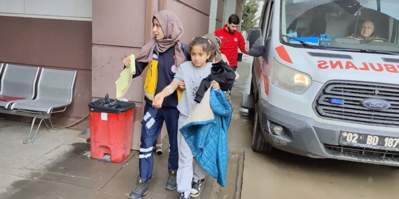 Öğrenciler Yedikleri Kekten Zehirlendi