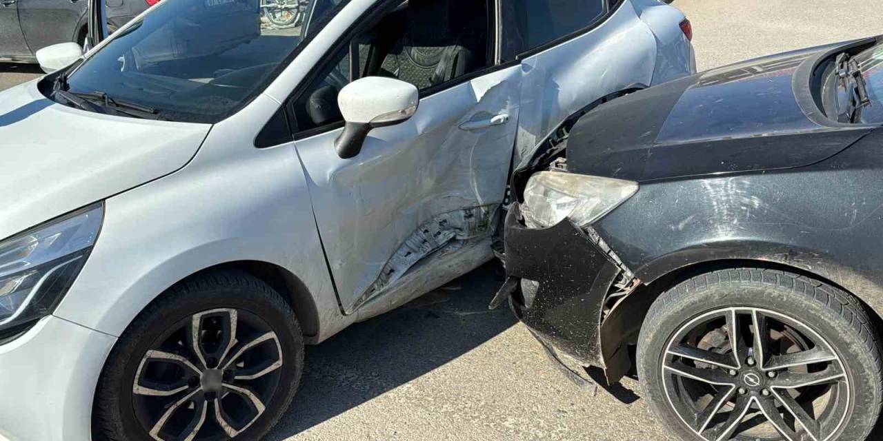 Kavşakta Kaza Yaptılar