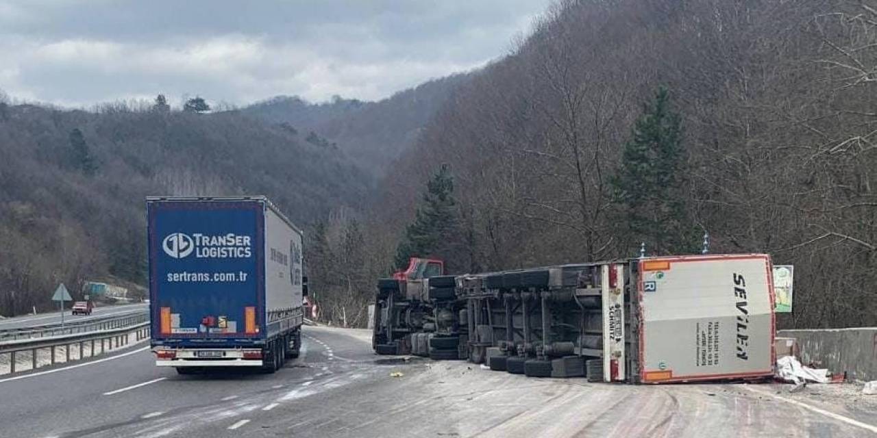 Kontrolden Çıkan Tır Devrildi
