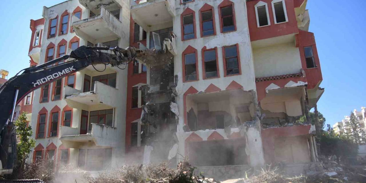 Alanya’da Metruk Binanın Yıkım İşlemi Tamamlandı