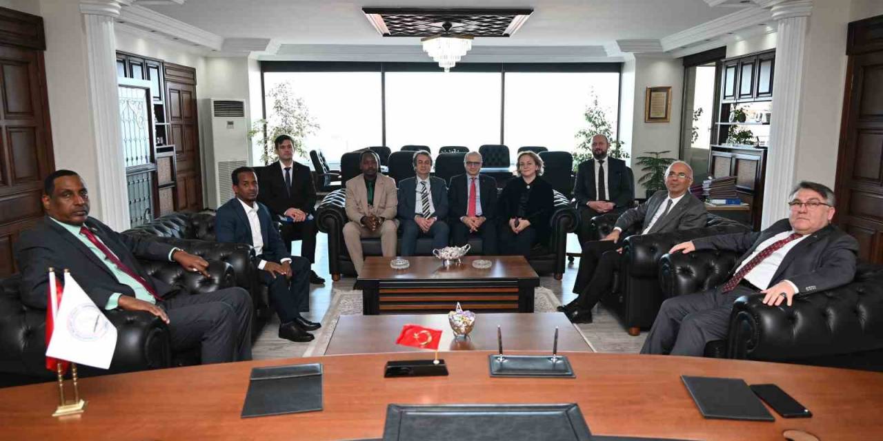 Mogadişu Üniversitesi Rektörü Prof. Dr. Mursal’dan Rektör Özölçer’e Ziyaret