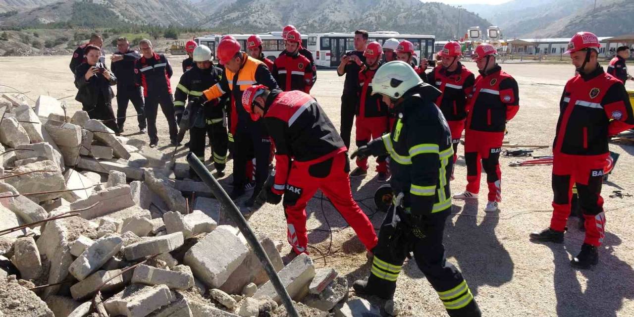 Burdur’da 150 Profesyonel Gönüllü İle Arama Kurtarma Ekibi Kuruldu