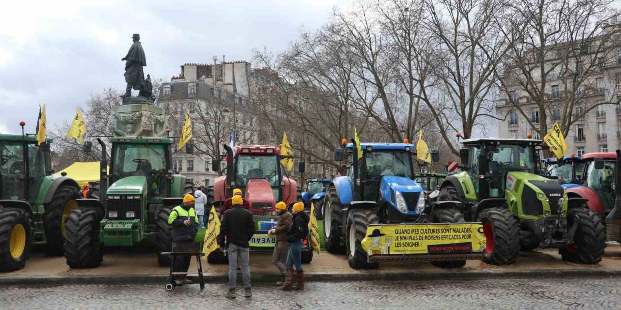 Fransa’da Çiftçiler Traktörleriyle Yol Kapattı