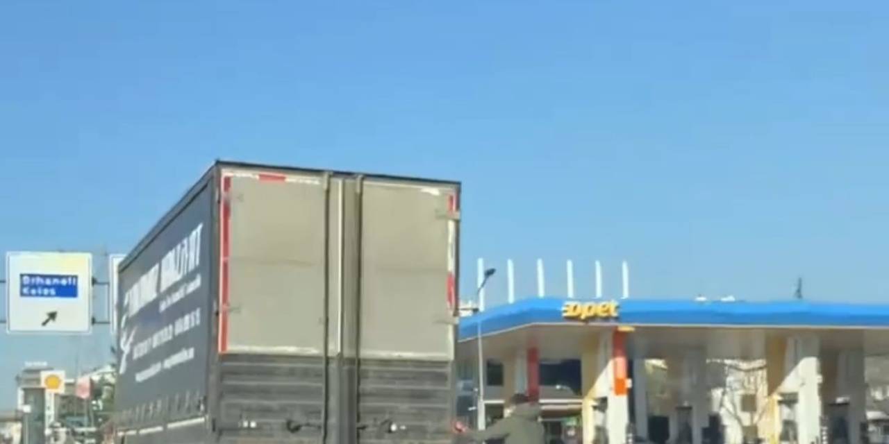 Kamyonun Kasasına Tutunarak Bisikletiyle Kilometrelerce İlerledi