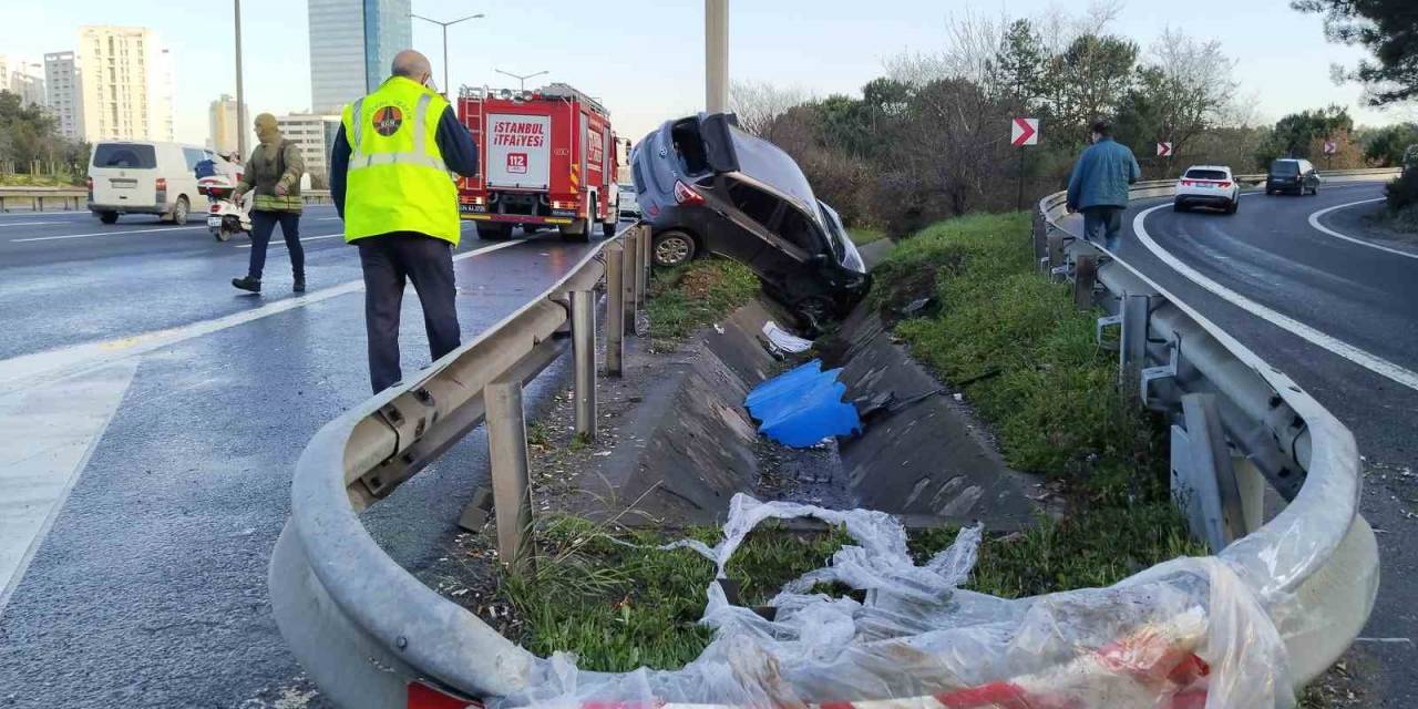 Ümraniye’de Direksiyon Hakimiyetini Kaybeden Sürücü Bariyere Çıktı