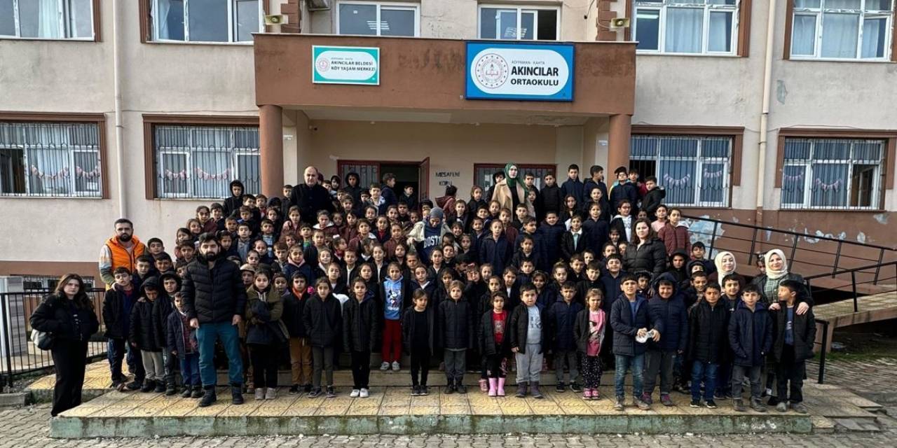 Köy Okulu Öğrencilerine Mont Yardımı