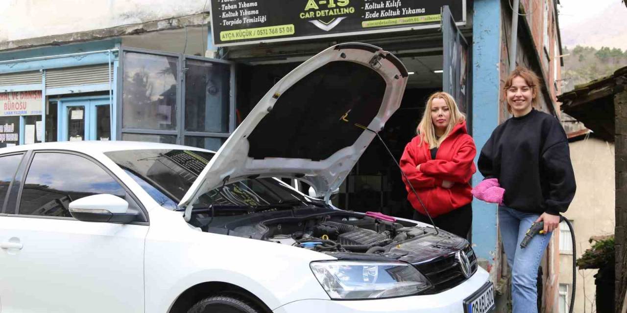 Artvinli Kız Kardeşler Ojeli Parmaklarla Oto Kuaför İşi Yapıyor