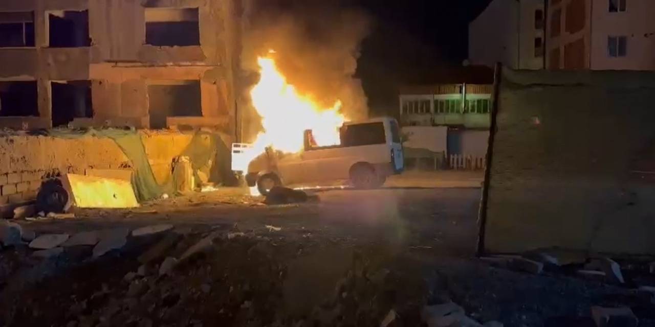 Park Halindeki Araç Alevlere Teslim Oldu