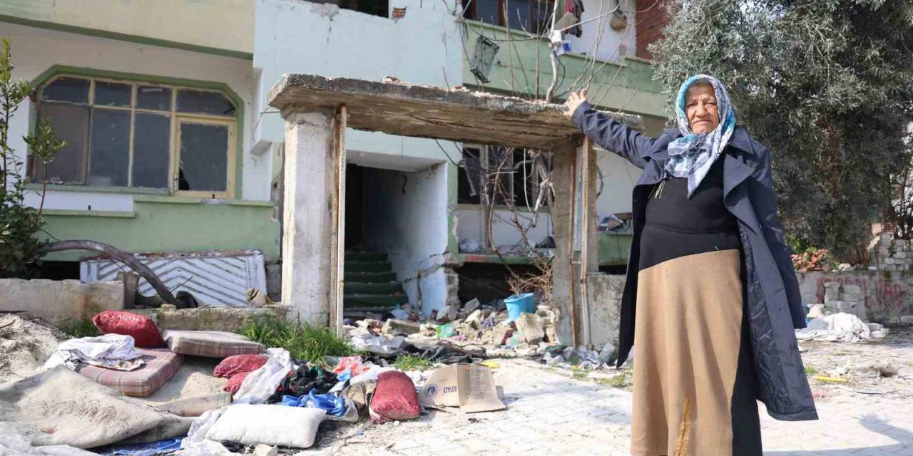 Depremzede Yaşlı Kadını Darp Edip, Hasarlı Evinden Demirleri Çalıp Kaçtılar