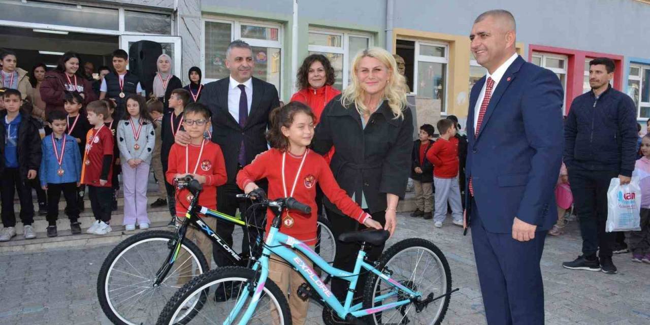 Lapseki’de Kan Bağışçılarına Bisiklet Ve Madalya