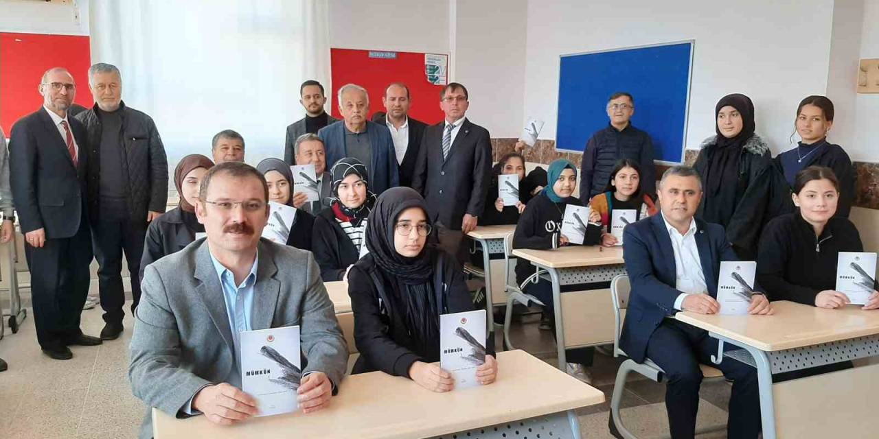 Yıl İçinde Yazılan Şiirleri Kitap Haline Getirdiler